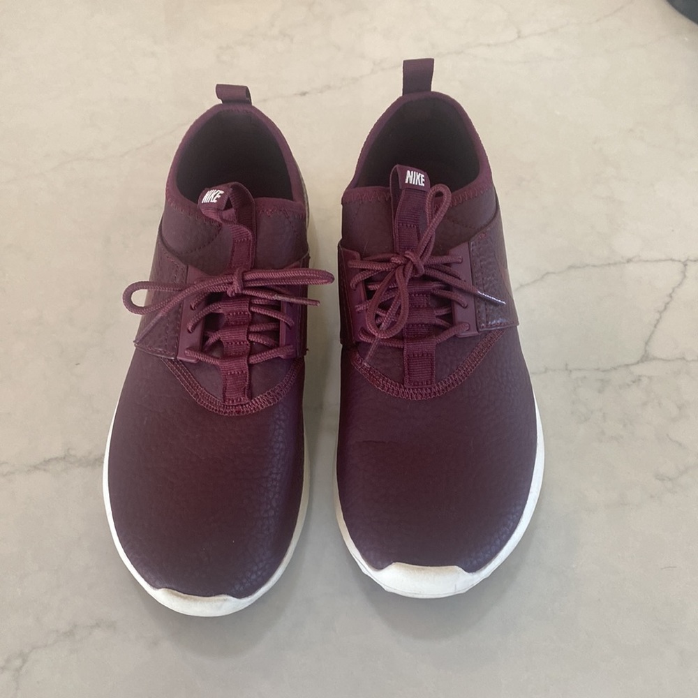 Nike shoes - Picture 2 of 5